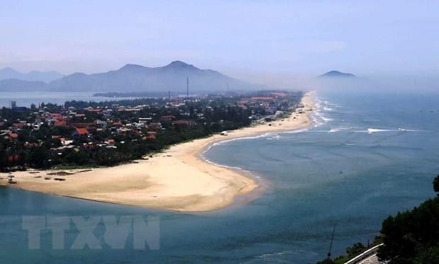 Bãi biển Lăng Cô, một danh lam thắng cảnh thiên nhiên tại tỉnh Thừa Thiên-Huế. (Ảnh: TTXVN) Giải pháp thực hiện Chiến lược quản lý tổng hợp đới bờ Việt Nam ảnh 1