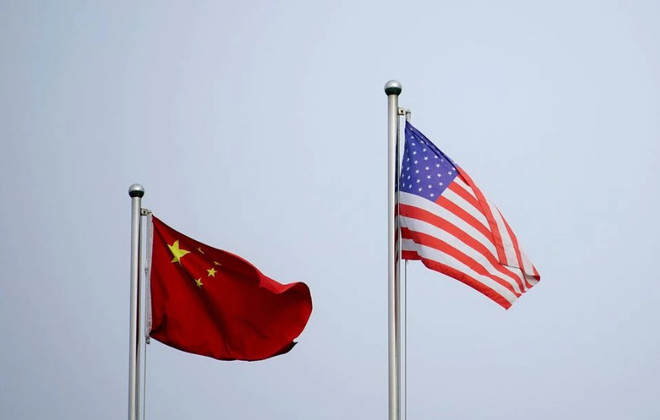 Cờ Mỹ và Trung Quốc. (Nguồn: Reuters) Triển vọng cạnh tranh chiến lược của Mỹ với Trung Quốc ảnh 3