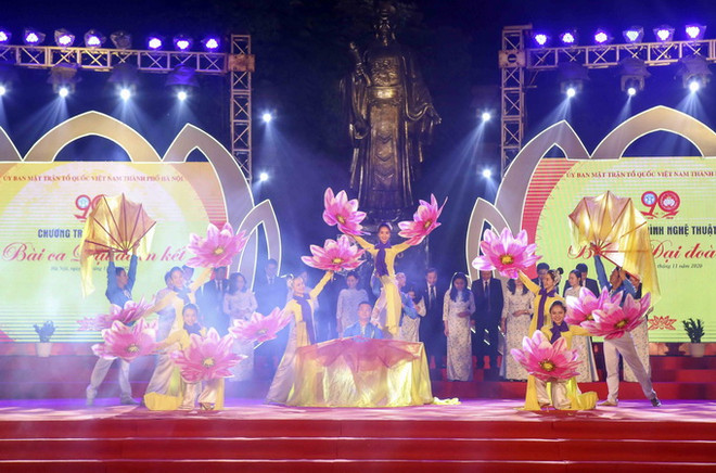 Một tiết mục biểu diễn tại chương trình nghệ thuật "Bài ca Đại đoàn kết." (Ảnh: Tuấn Đức/TTXVN) Nhiều chương trình nghệ thuật cổ vũ tinh thần nhân dân vượt qua dịch ảnh 1