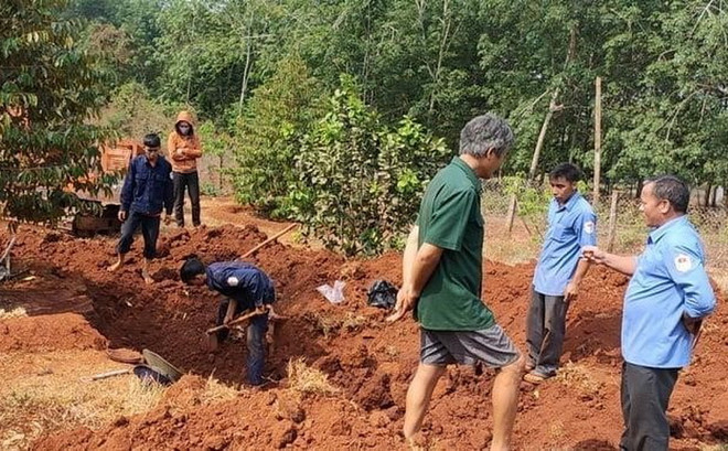 Các chiến sỹ Đội K72 đào tìm hài cốt liệt sỹ tại ấp Măng Cải, xã Lộc Thiện, huyện Lộc Ninh, tỉnh Bình Phước. (Ảnh: TTXVN phát) Phối hợp để xác định danh tính 43 hài cốt liệt sỹ tại tỉnh Bình Phước ảnh 1