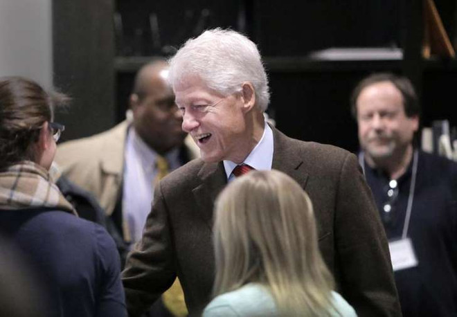 Ông Bill Clinton bị nghi vận động tranh cử cho vợ tại điểm bỏ phiếu ảnh 1