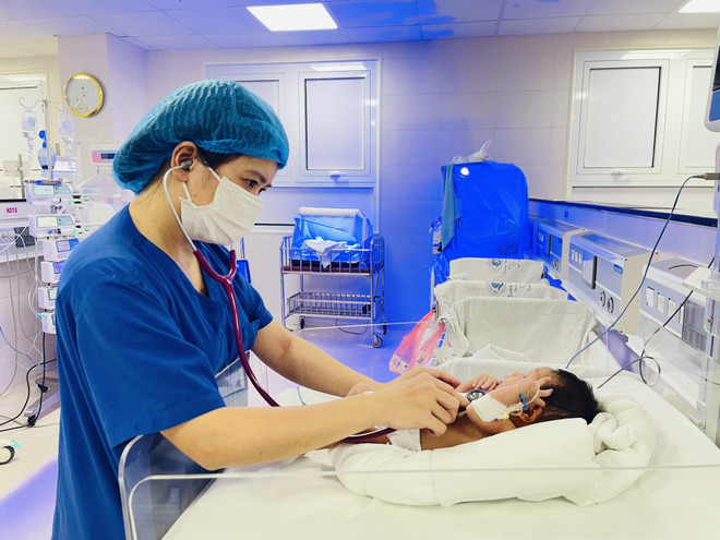 Cứu sống bé gái sinh non bị thủng ruột khi còn trong bụng mẹ ảnh 1