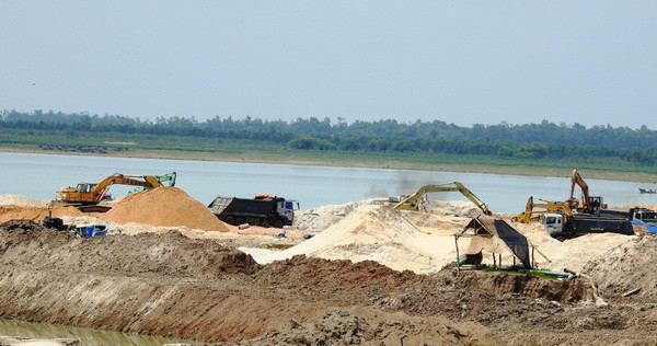 Chấn chỉnh hoạt động khai thác cát trong lòng hồ Dầu Tiếng ảnh 1