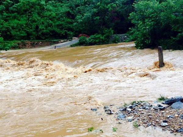 Bắc Kạn khẩn trương cứu trợ 12 hộ dân ở Na Rì bị cô lập do mưa lũ ảnh 1