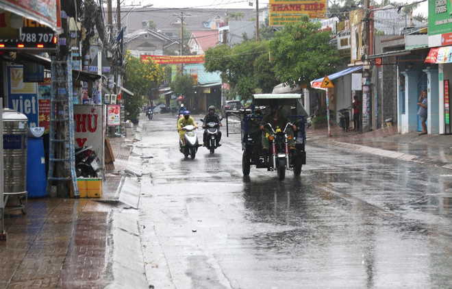 Đêm 13/10, hầu hết các vùng biển có mưa dông mạnh, lốc xoáy ảnh 2