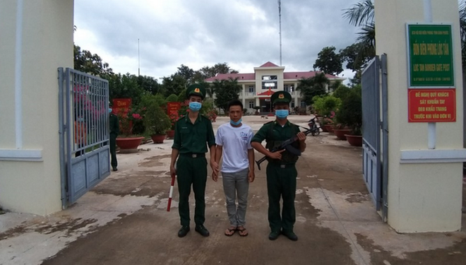 Đối tượng Nguyễn Thanh Tâm đang bị tạm giữ tại đồn Biên phòng Lộc Tấn, huyện Lộc Ninh, tỉnh Bình Phước. (Nguồn: thanhnien.vn) Bình Phước: Bắt giữ 6 đối tượng đưa người nhập cảnh trái phép ảnh 1