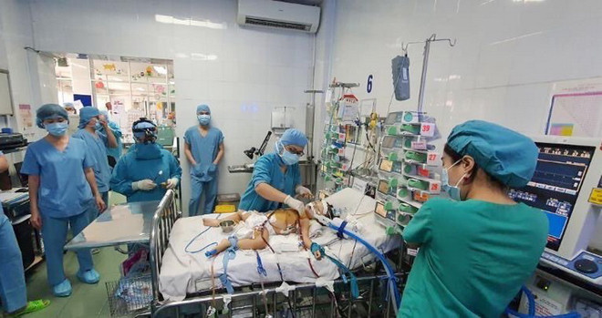 Lần đầu tiên sử dụng kỹ thuật ECMO cho bệnh nhi sau phẫu thuật tim ảnh 1