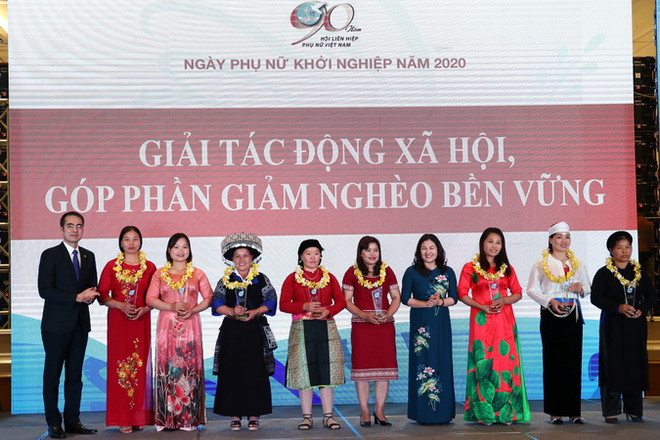 Nhiều chị em phụ nữ dân tộc ít người đã được tôn vinh tại cuộc thi. (Nguồn: baochinhphu.vn) Phó Thủ tướng Vũ Đức Đam dự lễ trao giải Cuộc thi khởi nghiệp năm 2020 ảnh 2