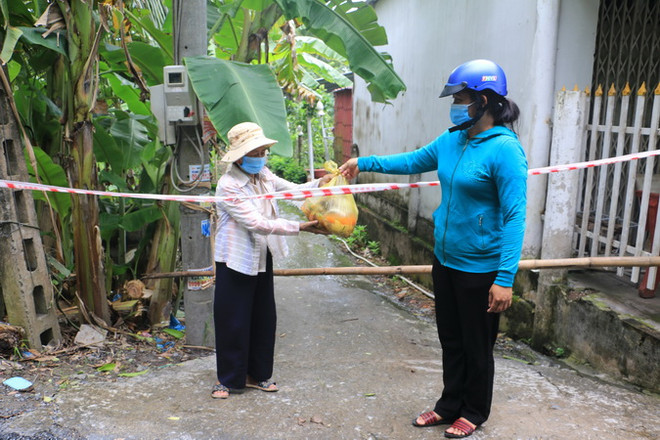 Bếp ăn tại xã Lộc Hòa, huyện Long Hồ, tỉnh Vĩnh Long, hỗ trợ người dân tại khu phong tỏa. (Ảnh: Lê Thúy Hằng/TTXVN) Số ca mắc COVID-19 giảm, tỉnh Vĩnh Long hạ cấp độ dịch xuống cấp 2 ảnh 1