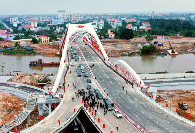 Phó Thủ tướng Lê Văn Thành dự thông xe kỹ thuật cầu Rào ảnh 2