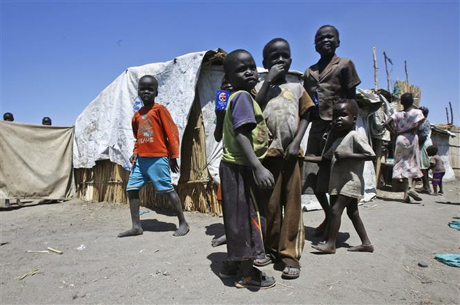Trẻ em tị nạn tại Al-Eligat, Sudan. (Ảnh: AFP/TTXVN) Ủy ban châu Âu cảnh báo nguy cơ xung đột gia tăng do biến đổi khí hậu ảnh 1