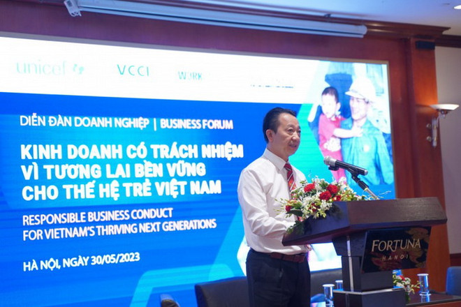 Ông Nguyễn Quang Vinh, Phó Chủ tịch VCCI phát biểu tại Diễn đàn. (Nguồn: Báo Công Thương) Kinh doanh có trách nhiệm vì tương lai bền vững thế hệ trẻ Việt Nam ảnh 1