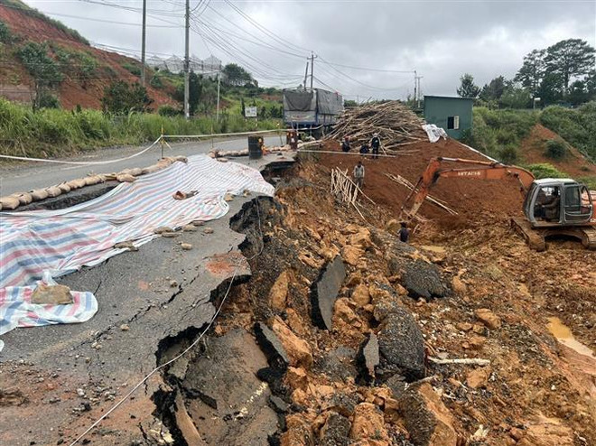 Khẩn trương khắc phục sạt lở trên Quốc lộ nối Đà Lạt với Nha Trang ảnh 2
