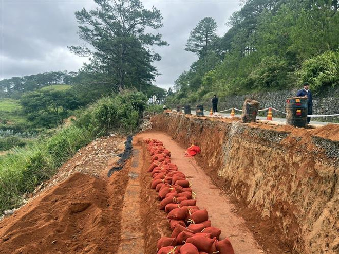 Khẩn trương khắc phục sạt lở trên Quốc lộ nối Đà Lạt với Nha Trang ảnh 3