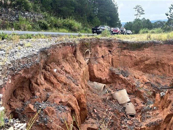 Khẩn trương khắc phục sạt lở trên Quốc lộ nối Đà Lạt với Nha Trang ảnh 1
