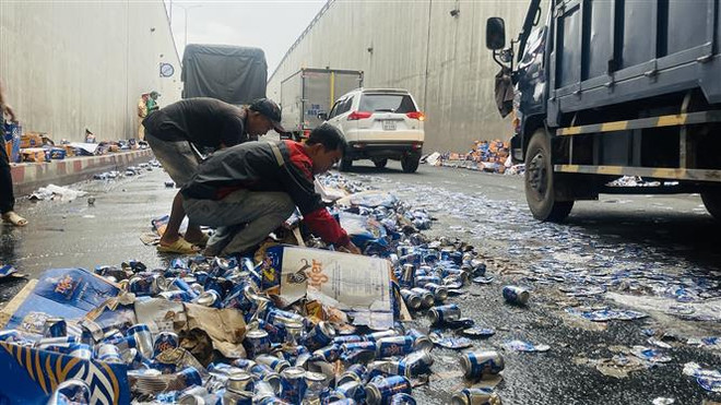 Đồng Nai: Xe tải ôm cua gấp, hàng trăm thùng bia đổ xuống đường ảnh 1