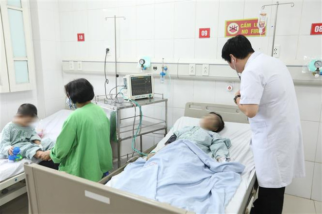 Bác sỹ Bệnh viện Đa khoa Xanh Pôn thăm khám cho bệnh nhân trong vụ cháy chung cư mini. (Ảnh: Minh Quyết/TTXVN) Vụ cháy chung cư mini: Bộ Quốc phòng chia sẻ nỗi đau mất mát ảnh 1