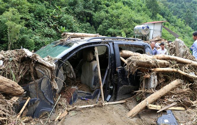 Động viên, thăm hỏi các gia đình bị thiệt hại do mưa lũ tại Lào Cai ảnh 2
