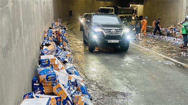 Đồng Nai: Xe tải ôm cua gấp, hàng trăm thùng bia đổ xuống đường ảnh 2