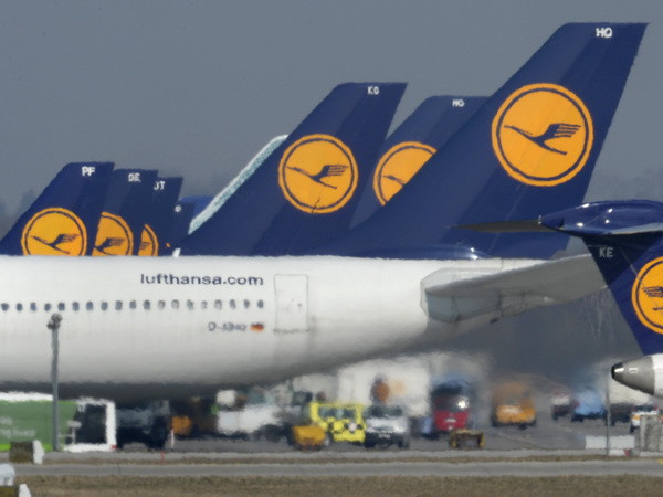 Máy bay của Hãng hàng không Lufthansa tại sân bay ở Munich trong một cuộc đình công. (Ảnh: AFP/TTXVN) Tiếp viên hàng không Đức đình công, hàng trăm chuyến bị ảnh hưởng ảnh 1
