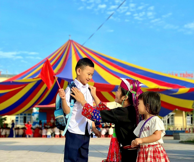 Phụ huynh huyện Ba Chẽ (Quảng Ninh) đưa con đến trường khai giảng năm học mới. Ảnh: Thanh Vân - TTXVN ttxvn-gan-23-trieu-hoc-sinh-khai-giang-nam-hoc-moi-4895.jpg