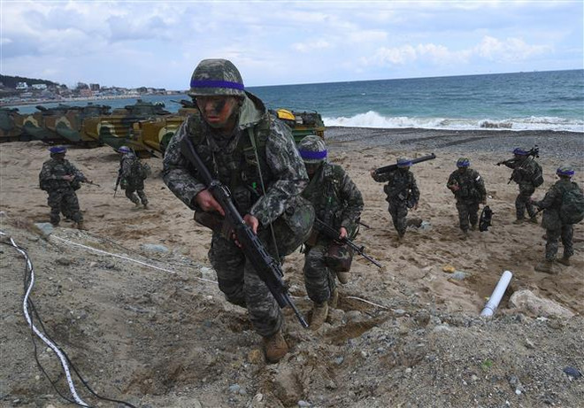 Binh sỹ Hàn Quốc tham gia một cuộc tập trận. (Nguồn: AFP/TTXVN) Hàn Quốc triển khai nhóm binh sỹ mới tới Vịnh Aden ảnh 1