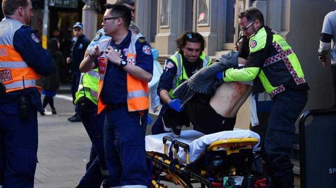 Chuyển người bị thương đi cấp cứu. (Nguồn: AAP) Australia: Tấn công bằng dao tại trung tâm thành phố Sydney ảnh 1