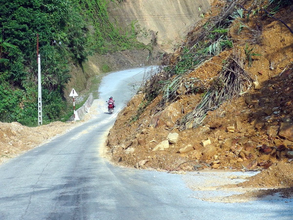 Bắc Kạn: Đường 400 tỷ đồng chưa bàn giao đã bị sạt lở do mưa lũ ảnh 1
