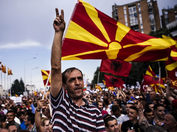 Phe đối lập tại Macedonia biểu tình đòi thủ tướng từ chức ảnh 1