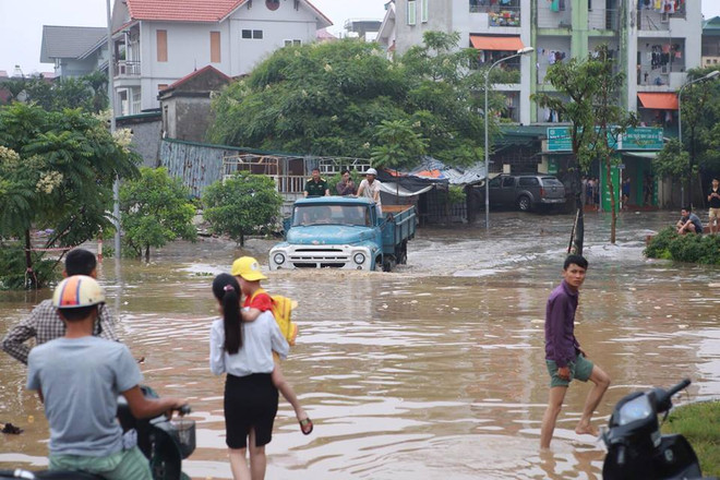 Xe tải Zil 130 "cứu nguy" đô thị Cổ Nhuế chìm trong biển nước ảnh 6