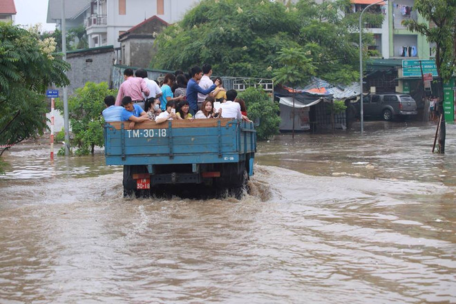 Xe tải Zil 130 "cứu nguy" đô thị Cổ Nhuế chìm trong biển nước ảnh 13