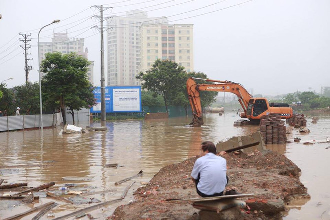 Xe tải Zil 130 "cứu nguy" đô thị Cổ Nhuế chìm trong biển nước ảnh 5