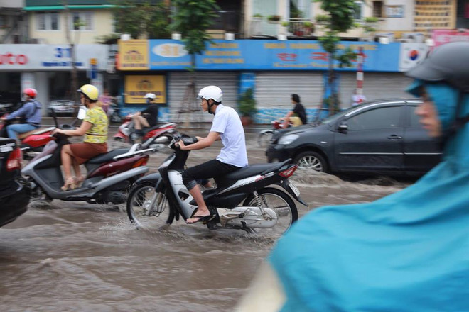 Hà Nội: Dỡ dải phân cách đường Nguyễn Chí Thanh để chống ngập ảnh 3