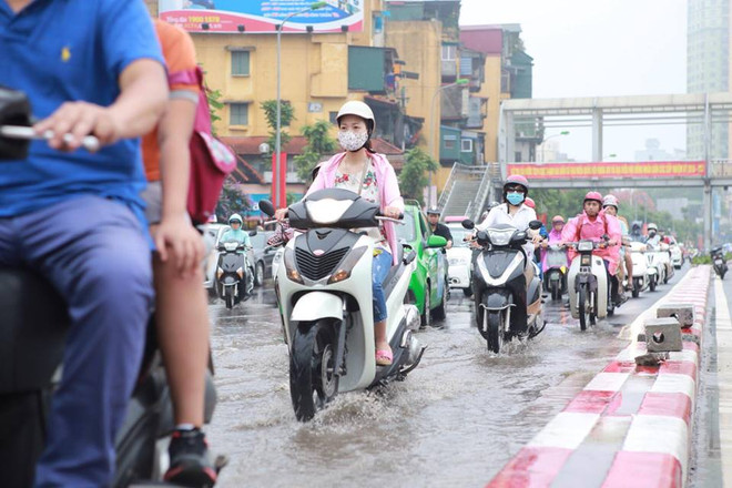 Hà Nội: Dỡ dải phân cách đường Nguyễn Chí Thanh để chống ngập ảnh 8