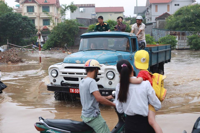 Xe tải Zil 130 "cứu nguy" đô thị Cổ Nhuế chìm trong biển nước ảnh 7