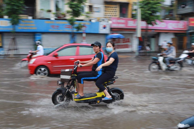 Hà Nội: Dỡ dải phân cách đường Nguyễn Chí Thanh để chống ngập ảnh 5