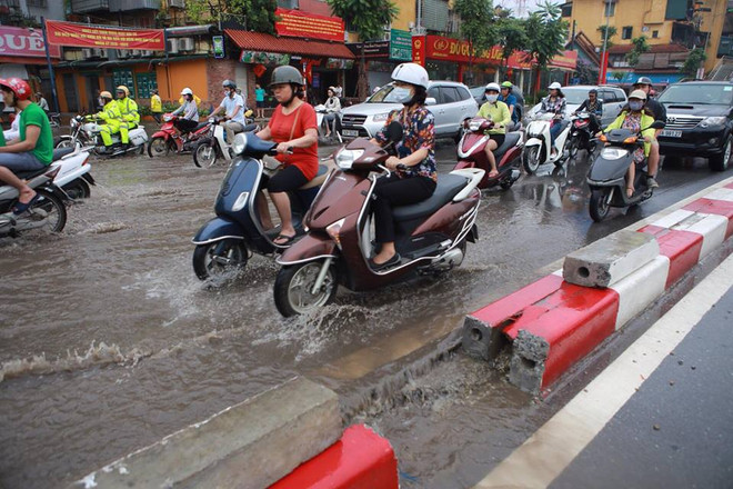 Hà Nội: Dỡ dải phân cách đường Nguyễn Chí Thanh để chống ngập ảnh 10