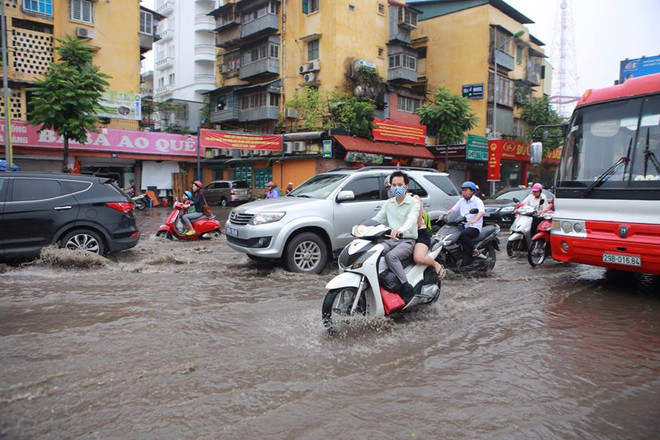 Hà Nội: Dỡ dải phân cách đường Nguyễn Chí Thanh để chống ngập ảnh 12