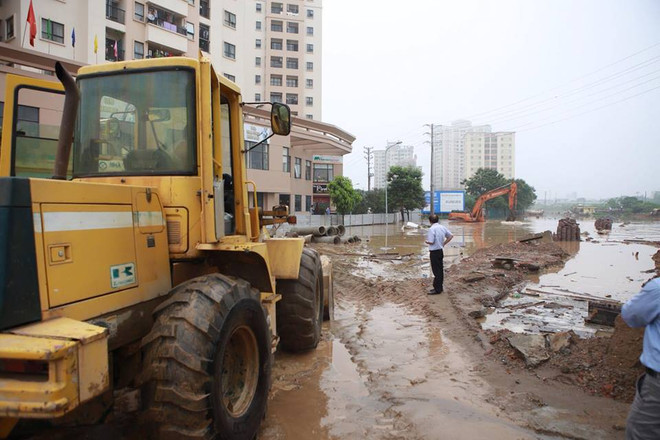 Xe tải Zil 130 "cứu nguy" đô thị Cổ Nhuế chìm trong biển nước ảnh 3