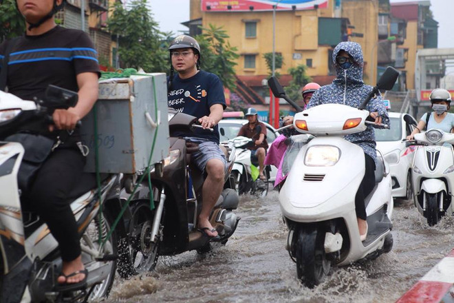 Hà Nội: Dỡ dải phân cách đường Nguyễn Chí Thanh để chống ngập ảnh 9