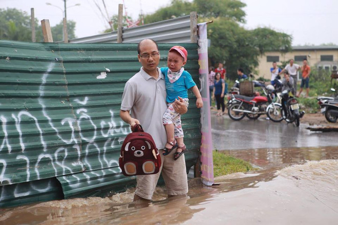 Xe tải Zil 130 "cứu nguy" đô thị Cổ Nhuế chìm trong biển nước ảnh 10