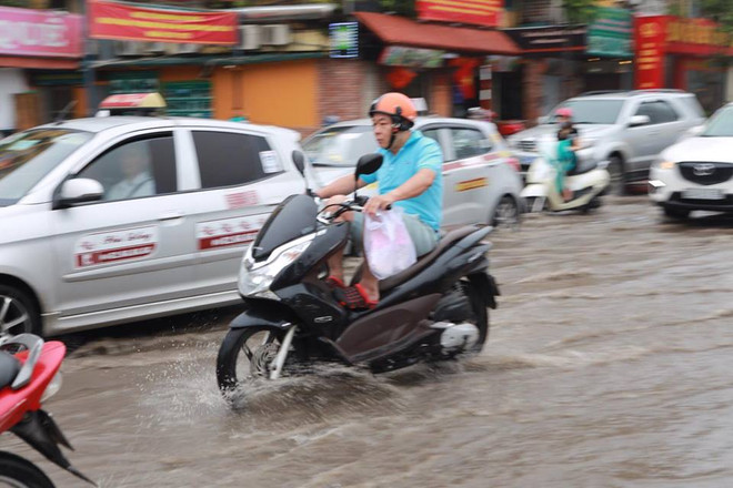 Hà Nội: Dỡ dải phân cách đường Nguyễn Chí Thanh để chống ngập ảnh 1