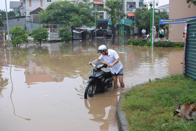 Xe tải Zil 130 "cứu nguy" đô thị Cổ Nhuế chìm trong biển nước ảnh 2