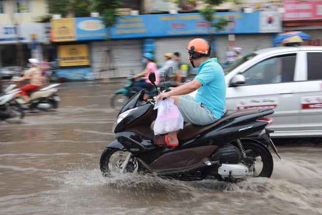 Hà Nội: Dỡ dải phân cách đường Nguyễn Chí Thanh để chống ngập ảnh 2