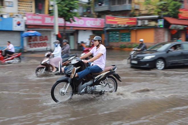 Hà Nội: Dỡ dải phân cách đường Nguyễn Chí Thanh để chống ngập ảnh 6