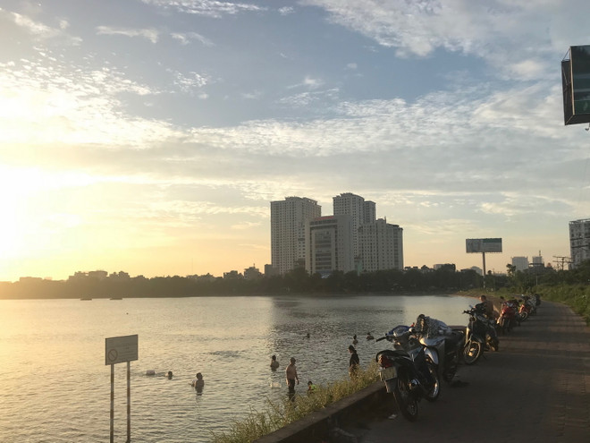 Bãi tắm tự phát tại hồ Linh Đàm, đoạn phường Hoàng Liệt, quận Hoàng Mai, thành phố Hà Nội. (Ảnh: Hồng Thắm/TTXVN Người dân Thủ đô đua nhau đến bãi tắm tự phát bất chấp nguy hiểm ảnh 1