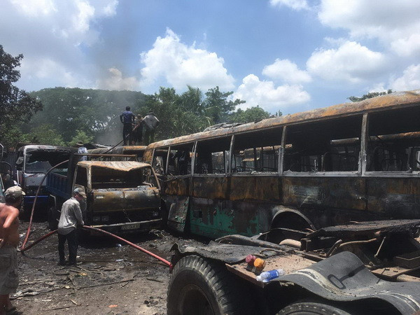 TP Hồ Chí Minh: Cháy lớn tại một bãi xe, thiêu rụi 12 ôtô các loại ảnh 1