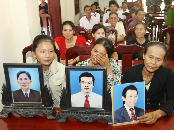 Tuyên án tử hình hai bị cáo vụ sát hại dã man 5 phu trầm ảnh 1