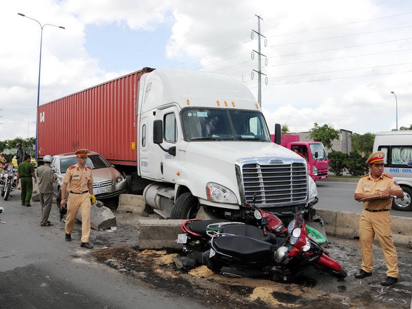 TP.HCM: Hai container gây tai nạn cùng lúc cách nhau 200m ảnh 1