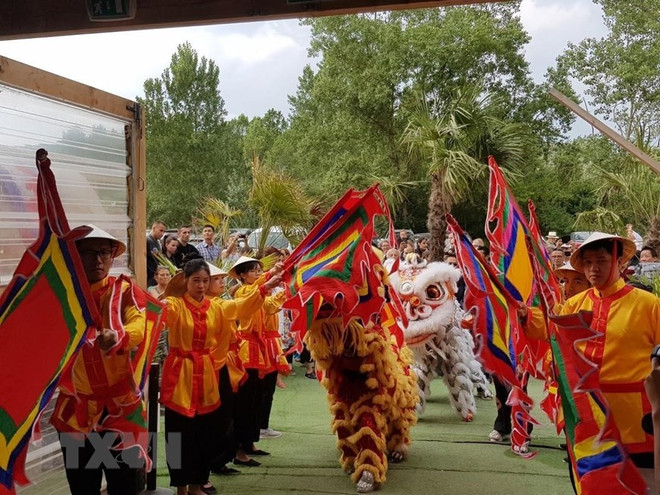 Điệu múa lân khai mạc Festival văn hóa Việt Nam lần thứ nhất tại Lyon. (Ảnh: Linh Hương/TTXVN) Khởi động Festival Việt Nam lần thứ hai tại La Plagne ảnh 1
